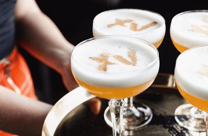 Chivas XV w drinkach z kruszonką ułożoną w XV